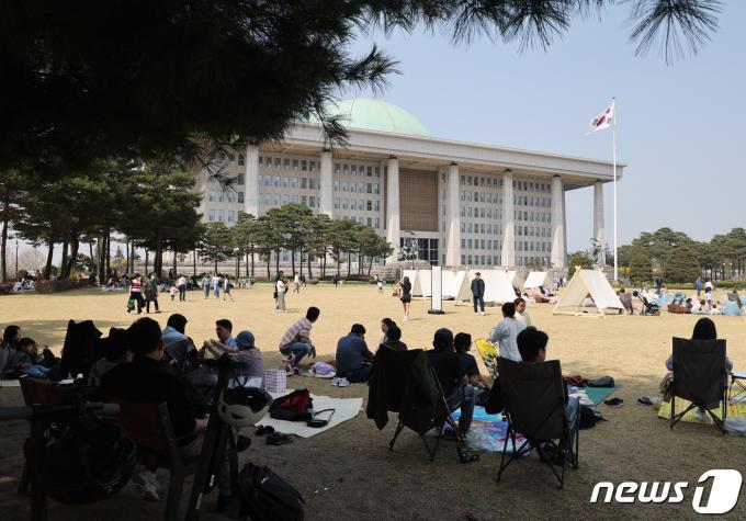 [사진] 총선 D-3, 국회서 휴식을