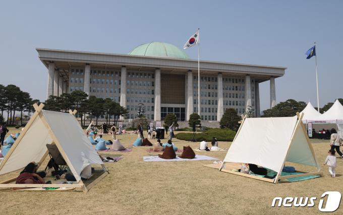 [사진] 제22대 총선 D-3, 국회서 휴식을