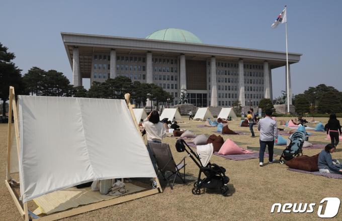 [사진] 총선 D-3, 국회서 휴식을