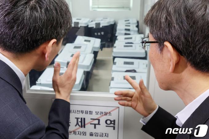 [사진] '사전투표함 보관 상황 점검'