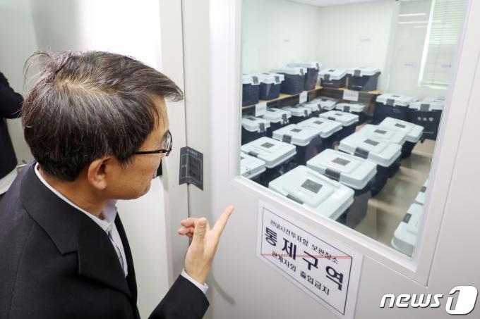 [사진] 사전투표함 보관 상황 살피는 노태악 중앙선관위원장