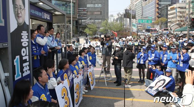 이재명 더불어민주당 대표가 7일 오후 서울 서초구 양재역 인근에서 김한나 서울 서초갑 후보와 홍익표 서울 서초을 후보의 지지를 호소하고 있다. 2024.4.7/뉴스1 ⓒ News1 임세영 기자
