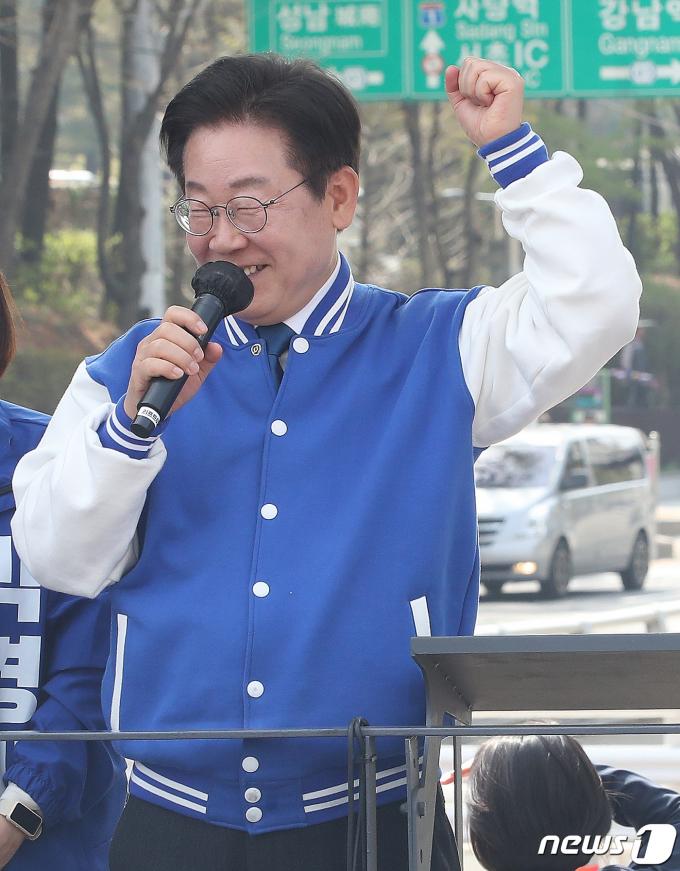 이재명 더불어민주당 대표가 7일 오후 서울 서초구 양재역 인근에서 김한나 서울 서초갑 후보, 홍익표 서울 서초을 후보의 지지를 호소하고 있다. 2024.4.7/뉴스1 ⓒ News1 임세영 기자