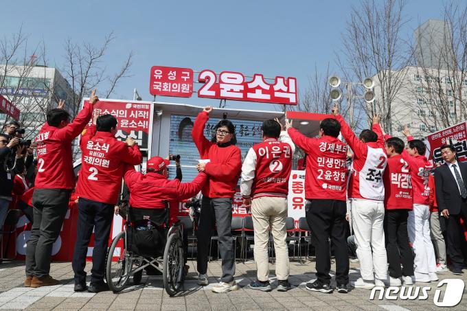 한동훈 국민의힘 총괄선거대책위원장이 7일 대전시 유성구 노은역 광장에서 열린 ‘국민의힘으로 대전살리기' 지원유세에서 대전시 후보들의 지지를 호소하고 있다. 2024.4.7/뉴스1 ⓒ News1 이승배 기자