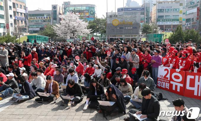 7일 대전시 유성구 노은역 광장에서 열린 ‘국민의힘으로 대전살리기'에서 유권자들이 한동훈 총괄선대위원장의 유세를 지켜보고 있다. 2024.4.7/뉴스1 ⓒ News1 이승배 기자