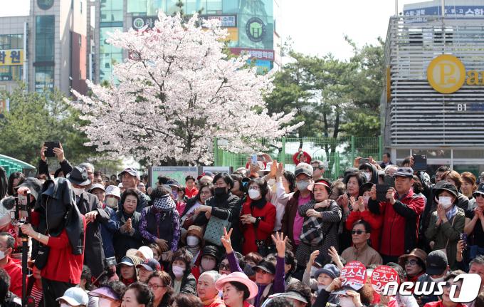 7일 대전시 유성구 노은역 광장에서 열린 ‘국민의힘으로 대전살리기'에서 유권자들이 한동훈 총괄선대위원장의 유세를 지켜보고 있다. 2024.4.7/뉴스1 ⓒ News1 이승배 기자