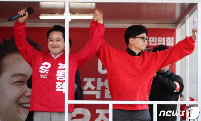 한동훈 국민의힘 총괄선거대책위원장이 7일 충남 서천군 서천특화시장에서 열린 ‘국민의힘으로 보령 서천살리기’ 지원유세에서 장동혁(충남 보령시서천군) 후보에 대한 지지를 호소하고 있다. 2024.4.7/뉴스1 ⓒ News1 이승배 기자