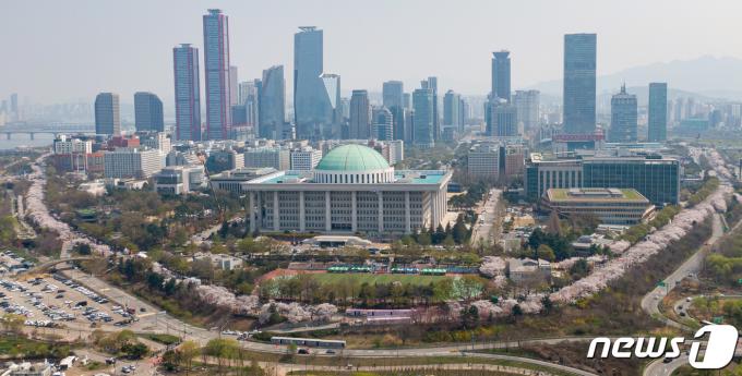 주말인 7일 서울 영등포구 여의서로(윤중로)를 찾은 상춘객들이 만개한 벚꽃 아래를 거닐며 봄을 만끽하고 있다. 2024.4.7/뉴스1 ⓒ News1 유승관 기자
