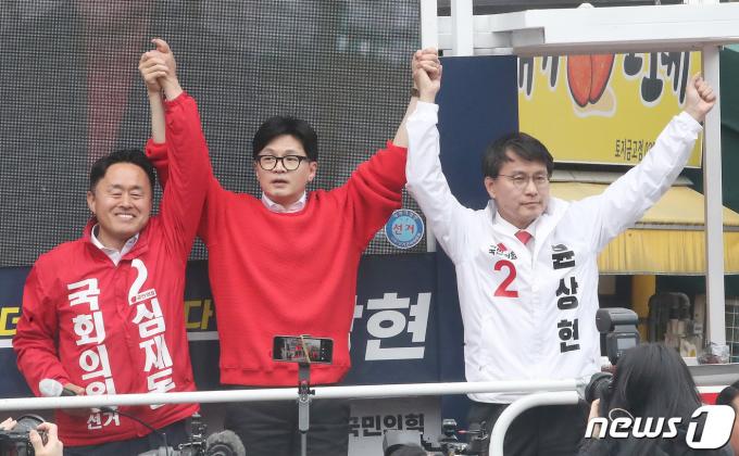 한동훈 국민의힘 총괄선거대책위원장이 제22대 국회의원선거(총선) 사전투표일인 5일 오전 인천 미추홀구 토지금고시장 앞에서 열린 ‘국민의힘으로 동미추홀살리기' 지원유세에서 심재돈 동구미추홀갑 후보와 윤상현 동구미추홀을 후보의 지지를 호소하고 있다. 2024.4.5/뉴스1 ⓒ News1 임세영 기자