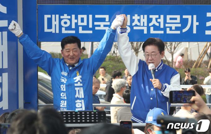 [사진] 조재희 손 잡은 이재명 대표