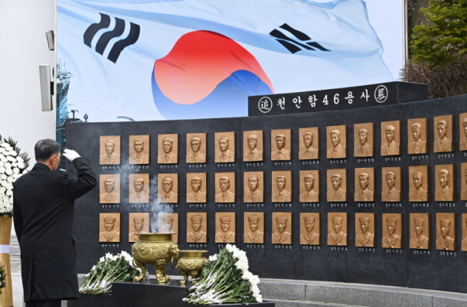 천안함 사건으로 희생된 용사의 딸이 읽은 편지가 화제다.  제14주기 천안함 46용사 추모식이 거행된 26일 경기도 평택시 해군 제2함대사령부에서 유가족 및 참석자들이 경례하고 있다. 이날 추모식에는 유가족, 천암함 피격사건 참전장병, 2함대 장병 및 군무원 등 200여 명이 참석했다./사진=뉴시스 