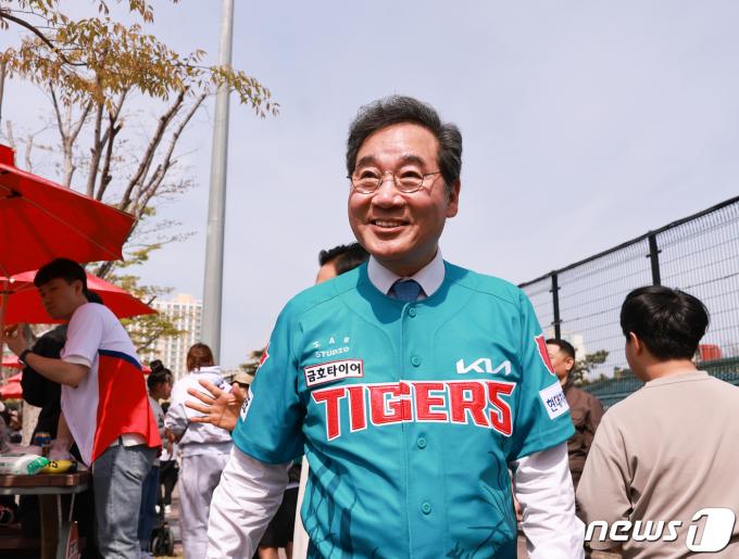 [사진] 타이거즈 옷 입은 이낙연