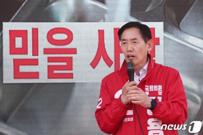 [사진] 지지 호소하는 정용선 후보