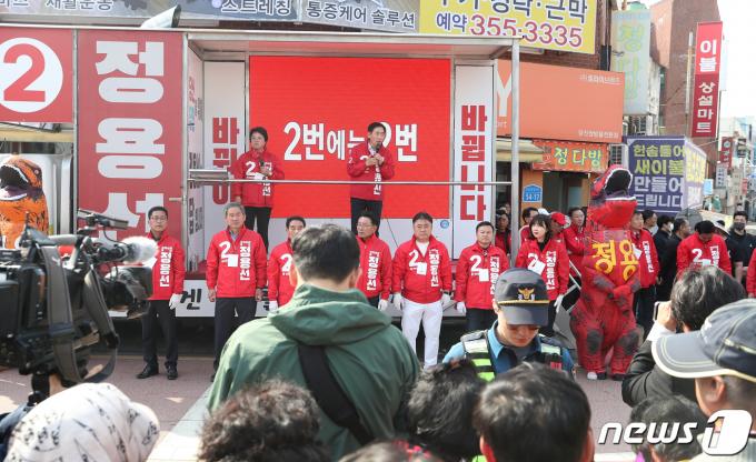 [사진] 당진 시민들에게 지지 호소하는 정용선 후보