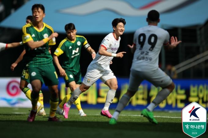 강원FC의 이상헌이 전북 현대를 상대로 득점에 성공했다. (한국프로축구연맹 제공)