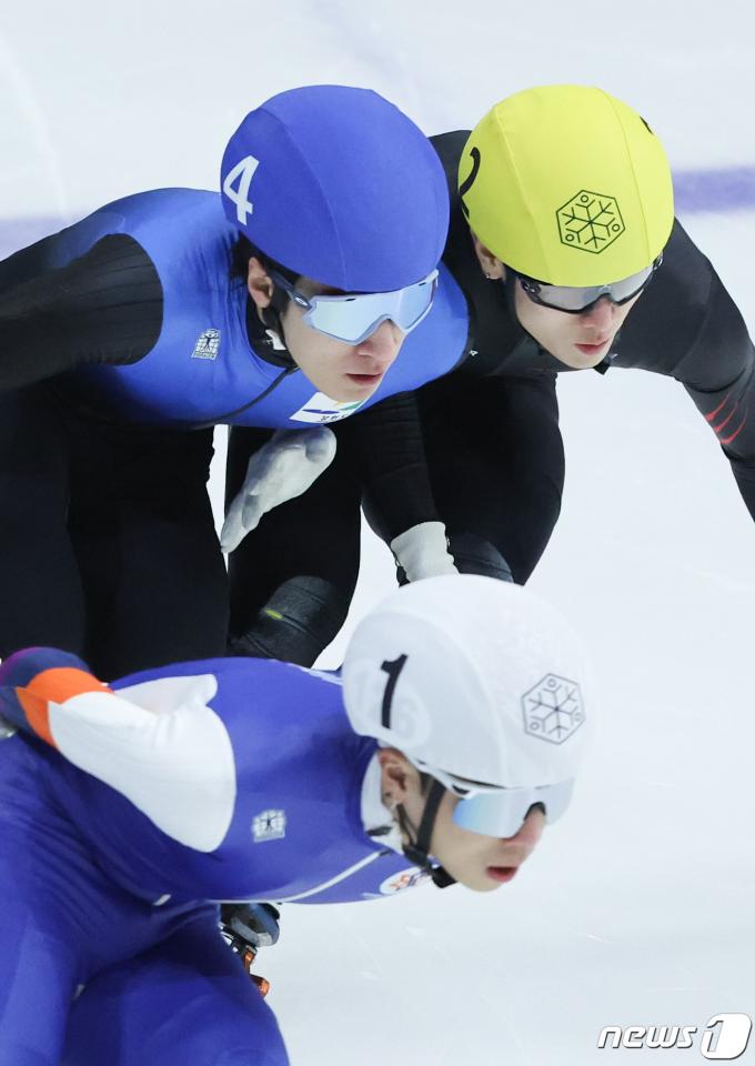 황대헌(파란색 헬멧·강원도)이 7일 오후 서울 양천구 목동실내빙상장에서 열린 '2024-2025시즌 쇼트트랙 국가대표 1차 선발대회' 1000m 예선에서 역주하고 있다. 이날 경기에서 황 선수는 직선 구간에서 박노원(노란색 헬멧·화성시청)에게 직선 구간에서 공간을 내주지 않아 패널티 실격 처리 됐다. 2024.4.7/뉴스1 ⓒ News1 이재명 기자