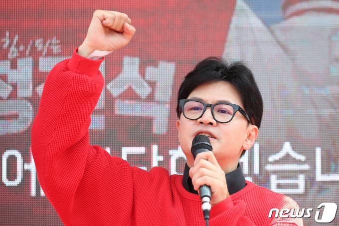 한동훈 국민의힘 총괄선거대책위원장이 7일 충남 공주시 공주대 대학로에서 열린 ‘국민의힘으로 공주 부여 청양살리기’ 지원유세에서 정진석(충남 공주시부여군청양군) 후보에 대한 지지를 호소하고 있다. 2024.4.7/뉴스1 ⓒ News1 이승배 기자