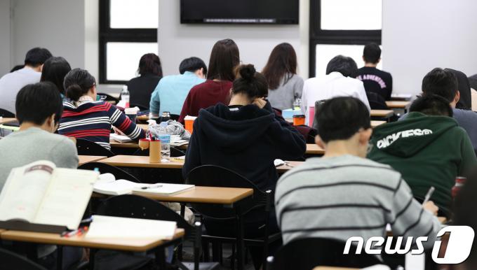 서울의 한 공무원 학원에서 취업준비생들이 공부를 하고 있다. 2017.10.4/뉴스1 ⓒ News1 신웅수 기자