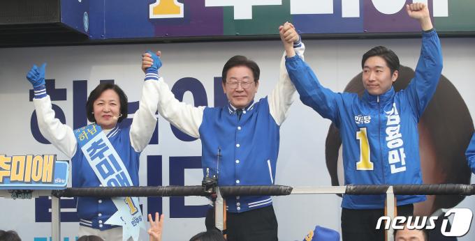 [사진] 추미애·김용만 손 잡은 이재명 대표