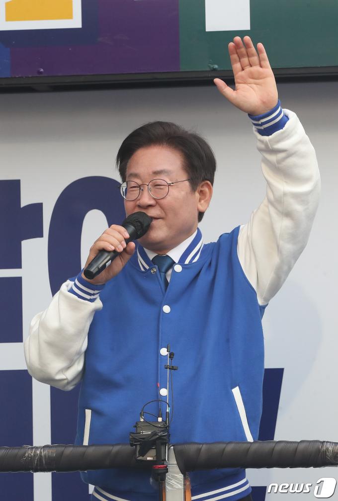 [사진] 연설하는 이재명 대표