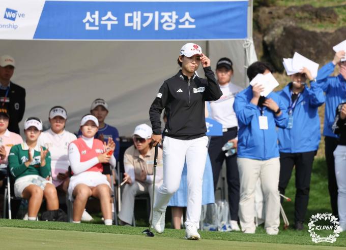 KLPGA 국내 개막전 두산 We've 챔피언십에서 우승 후 인사를 하는 황유민.(KLPGA 제공)