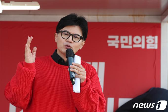 한동훈 국민의힘 총괄선거대책위원장이 7일 충남 서천군 서천특화시장에서 열린 ‘국민의힘으로 보령 서천살리기’ 지원유세에서 장동혁(충남 보령시서천군) 후보에 대한 지지를 호소하고 있다. 2024.4.7/뉴스1 ⓒ News1 이승배 기자
