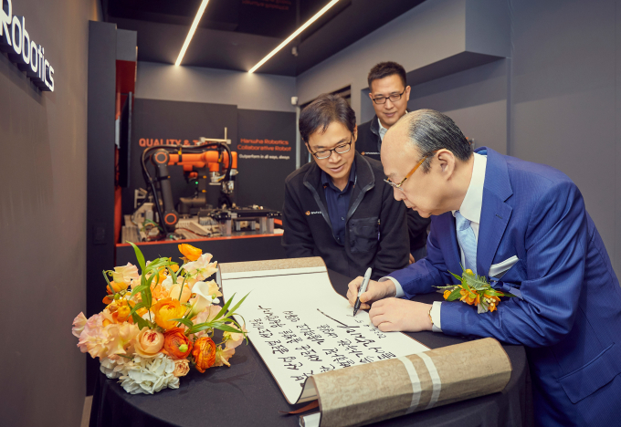 김승연 한화그룹 회장이 지난 5일 경기 판교 한화로보틱스를 방문해 방명록을 작성했다. / 사진=한화그룹 