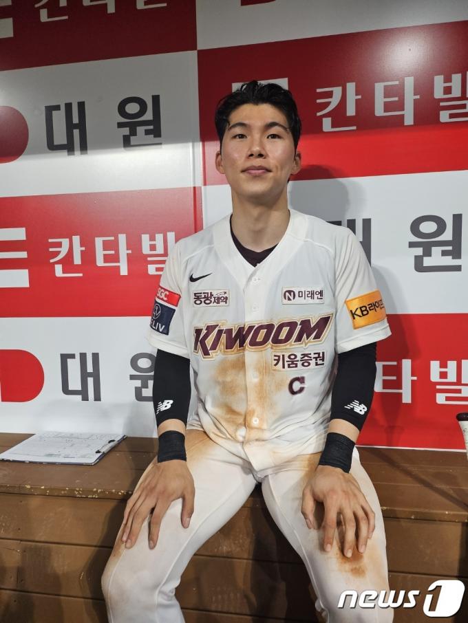 키움 히어로즈 김혜성이 7일 서울 고척 스카이돔에서 열린 한화 이글스와의 경기에서 끝내기 홈런으로 승리를 이끈 뒤 취재진과 인터뷰하고 있다. ⓒ News1