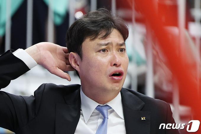 [사진] 항의하는 송영진 수원 KT 감독