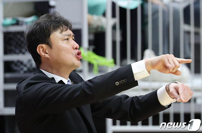 [사진] 작전 지시하는 송영진 감독