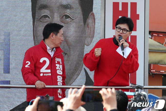한동훈 국민의힘 총괄선거대책위원장이 7일 충남 당진시 당진시장 오거리에서 열린 ‘국민의힘으로 당진살리기’ 지원유세에서 정용선(충남 당진시) 후보에 대한 지지를 호소하고 있다. 2024.4.7/뉴스1 ⓒ News1 이승배 기자