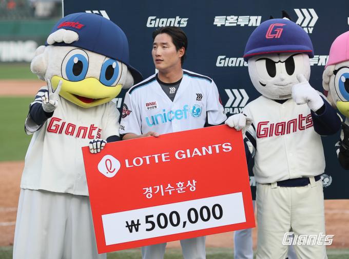 롯데 자이언츠 이주찬(가운데)이 7일 부산 사직구장에서 열린 2024 KBO리그 두산 베어스전에서 연장 10회말 끝내기 안타를 때려 팀의 7-6 승리를 이끌었다. (롯데 자이언츠 제공)