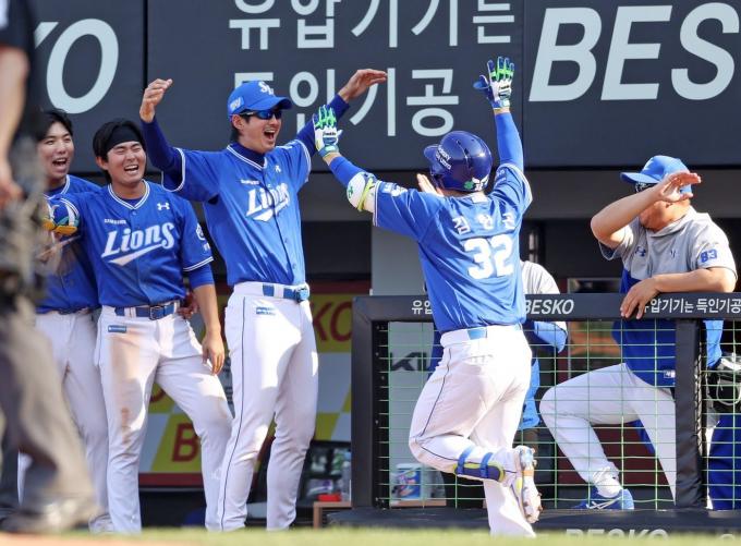 삼성 라이온즈 김헌곤(오른쪽)이 7일 광주-기아 챔피언스필드에서 열린 2024 KBO리그 KIA 타이거즈전에서 8회초 1점 홈런을 터뜨린 뒤 구자욱의 축하를 받고 있다. (삼성 라이온즈 제공)