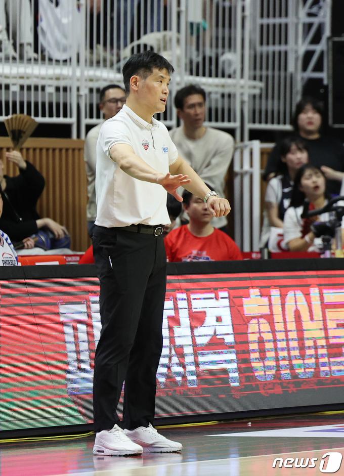 [사진] 작전 지시하는 조동현 감독
