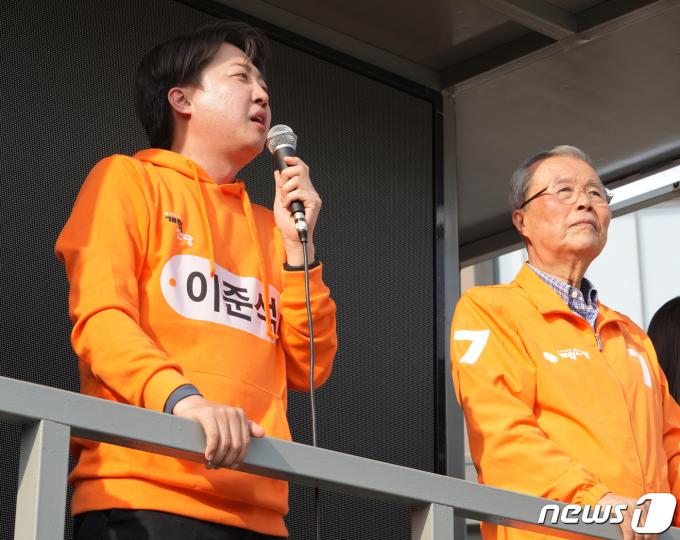 [사진] 동탄호수공원서 지지 호소하는 이준석 후보