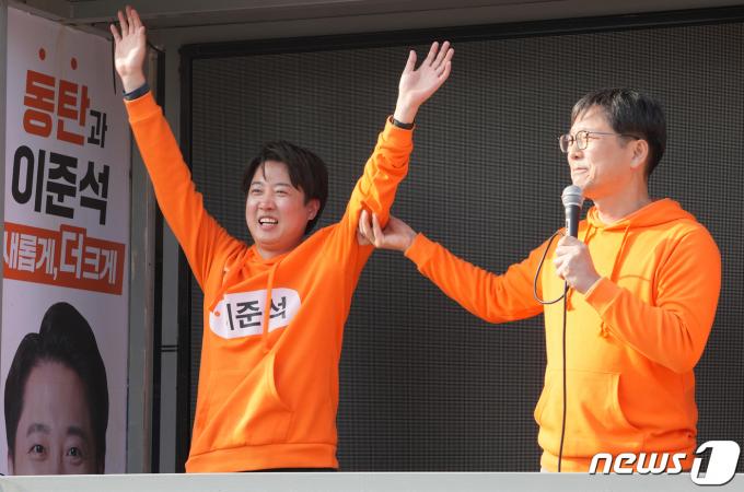 [사진] 지지 호소하는 이준석 화성을 후보