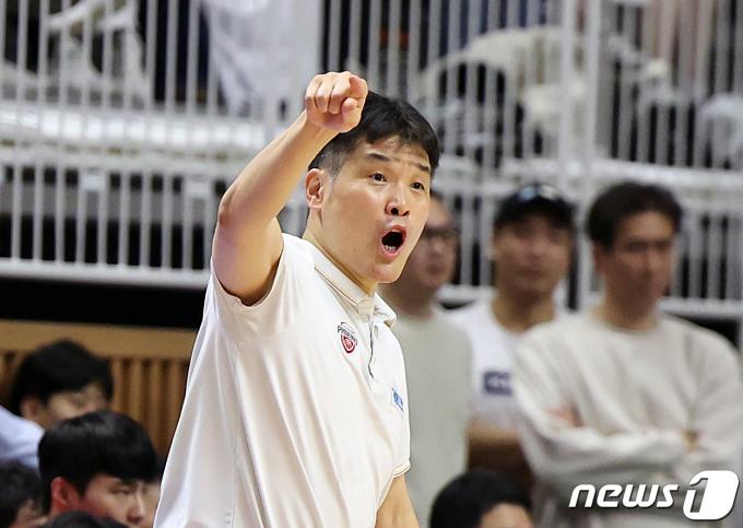 [사진] 조동현 감독 '작전지시'
