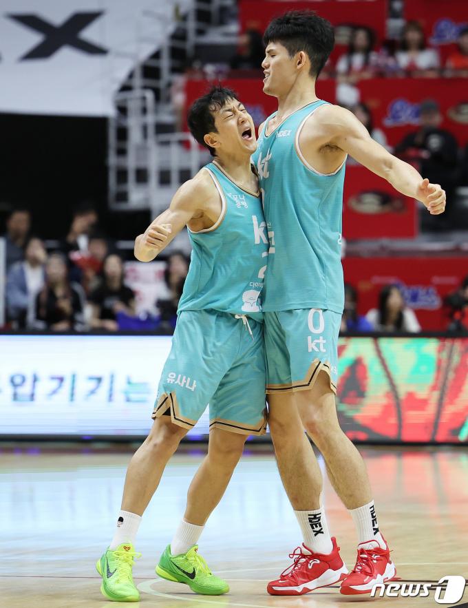 [사진] 허훈·하윤기 '바로 이거야'