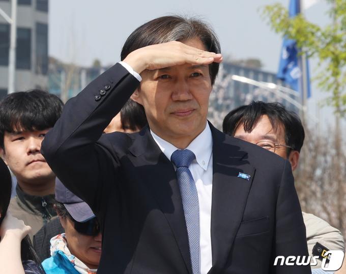 조국 조국혁신당 대표가 7일 서울 영등포구 여의도 한강시민공원에서 시민들을 만나고 있다. 2024.4.7/뉴스1 ⓒ News1 송원영 기자