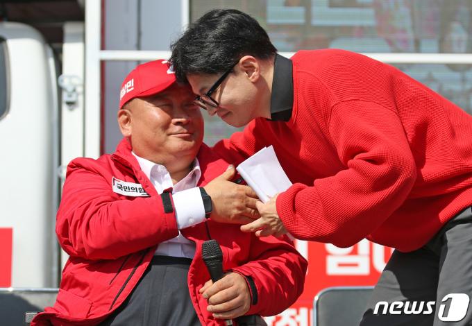 한동훈 국민의힘 총괄선거대책위원장이 7일 대전시 유성구 노은역 광장에서 열린 ‘국민의힘으로 대전살리기' 지원유세에서 이상민(대전 유성구 을)후보와 손을 맞잡고 있다. 2024.4.7/뉴스1 ⓒ News1 이승배 기자