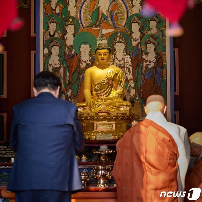 [사진] 연이어 불교 사찰 방문한 윤 대통령