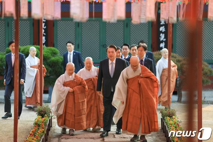 [사진] 윤석열 대통령, 진관사 방문