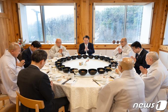 [사진] 사찰음식 앞 합장하는 윤 대통령