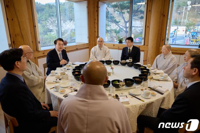 [사진] 윤 대통령, 조계종 인사들과 사찰음식 만찬