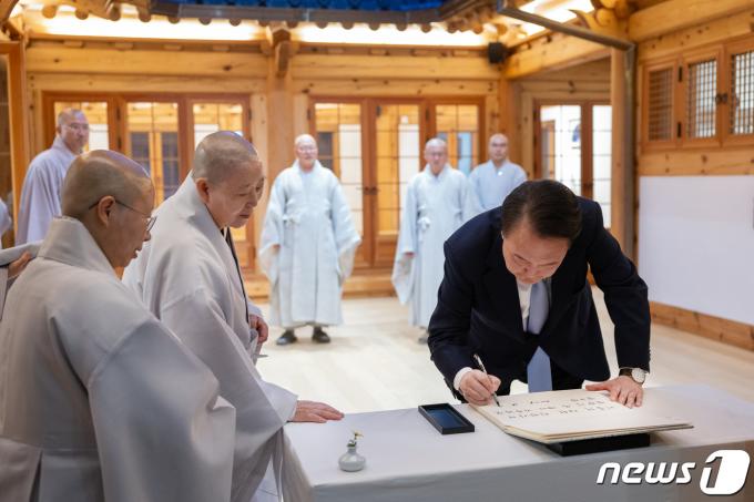 [사진] 진관사 찾아 방명록 작성하는 윤 대통령