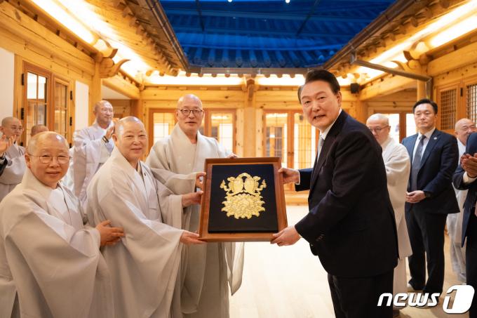 [사진] 자수 작품 선물받는 윤 대통령