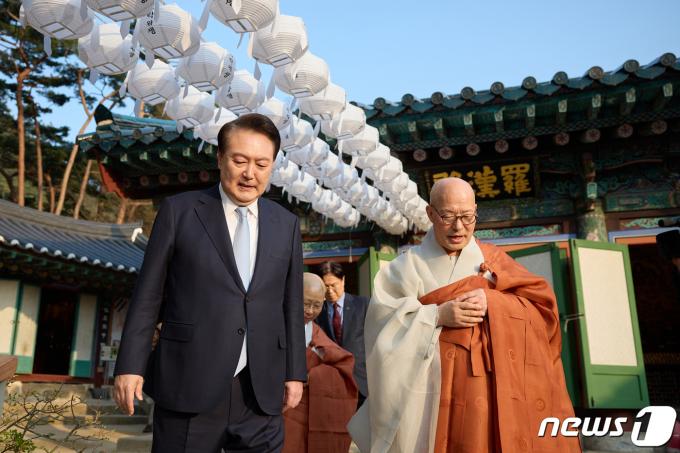 [사진] 진관사 찾은 윤 대통령