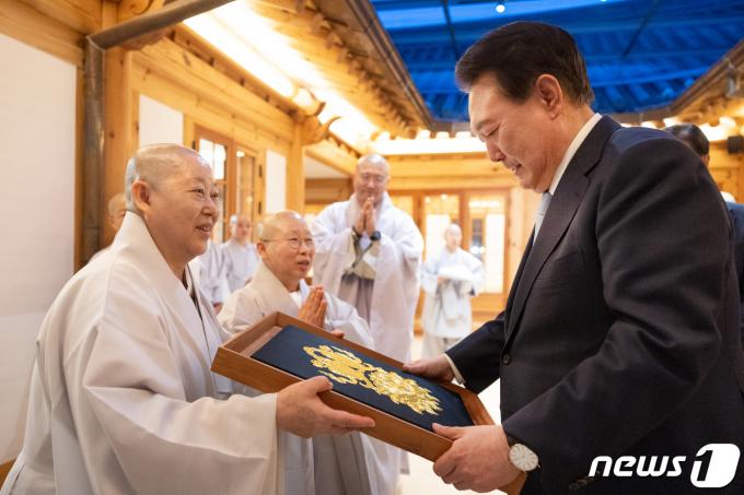 [사진] '금어와 연꽃' 자수 선물받은 윤 대통령
