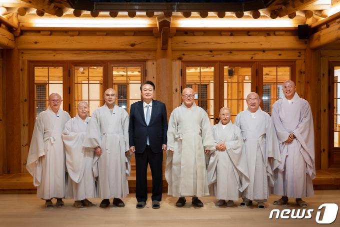 [사진] 윤 대통령, 진관사 방문