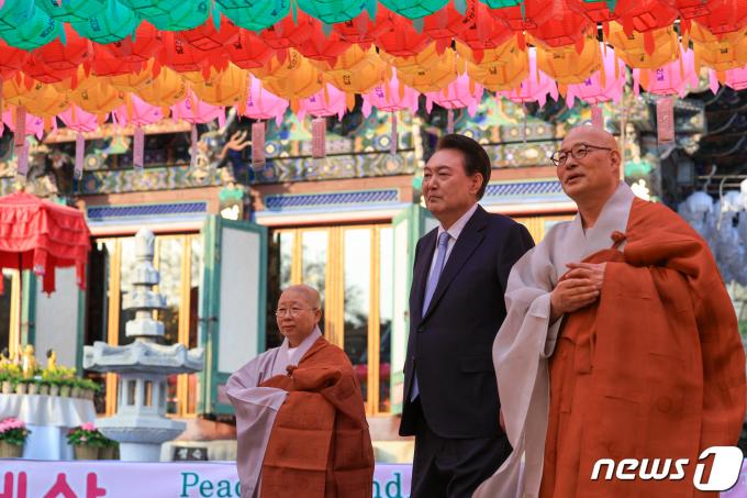 [사진] 진관사 찾은 윤 대통령